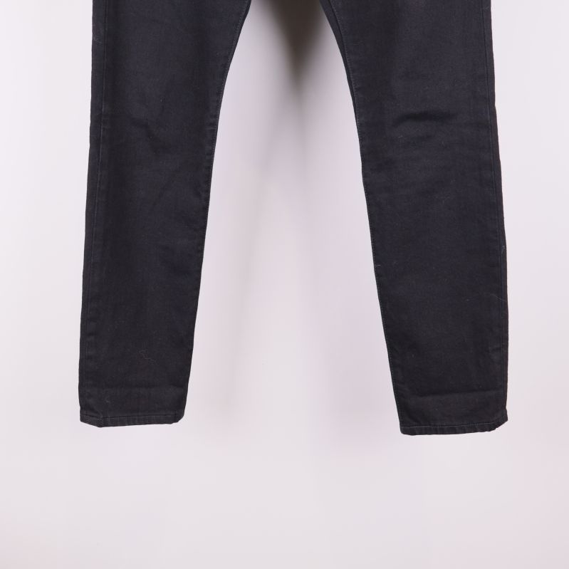 Jeansens nedre del och benslut i fokus