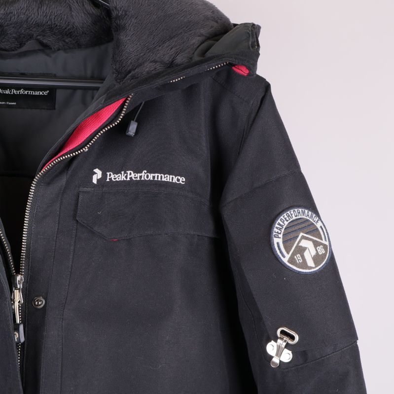 Närbild av logotyper och emblem på bröst och ärm