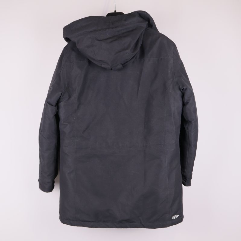 Baksidan av svart jacka med huva