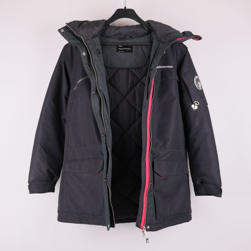 Svart jacka med öppen dragkedja och quiltat foder