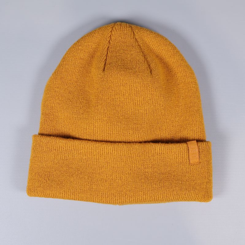 Gul stickad mössa med uppvikt kant