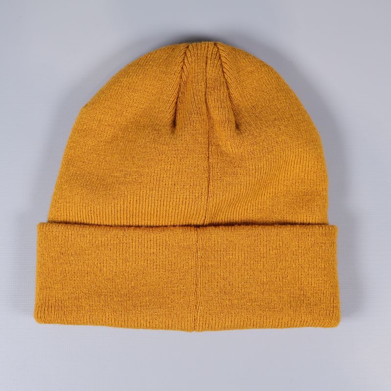 Baksidan av gul stickad mössa med uppvik