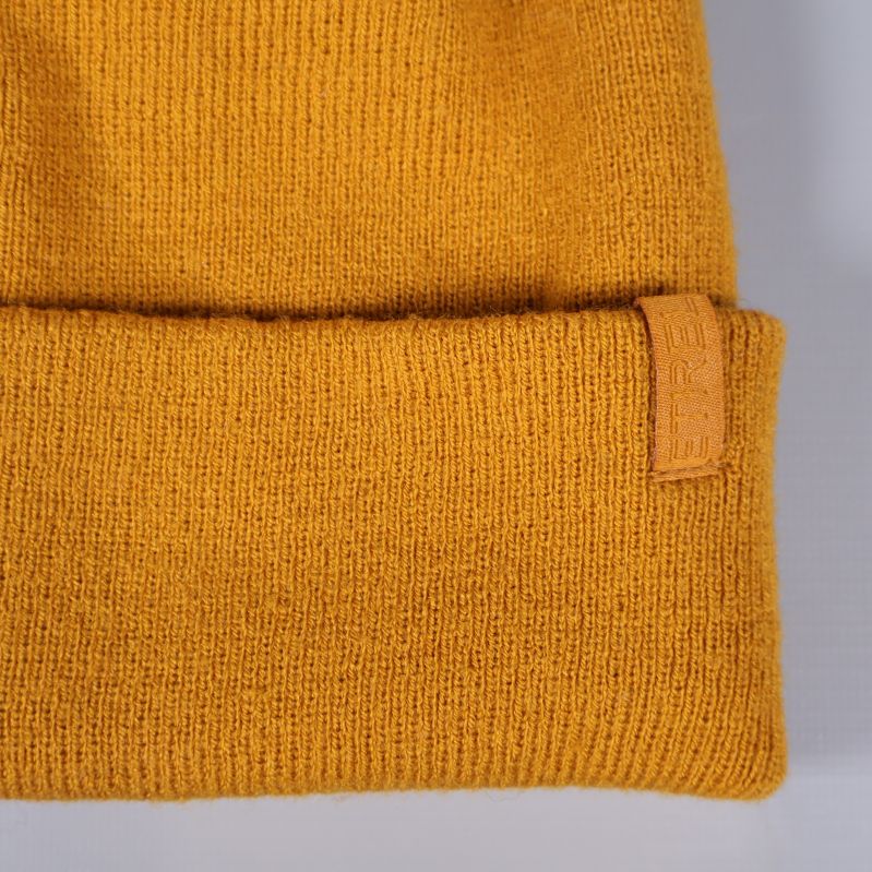 Närbild på etikett vid mössans kant