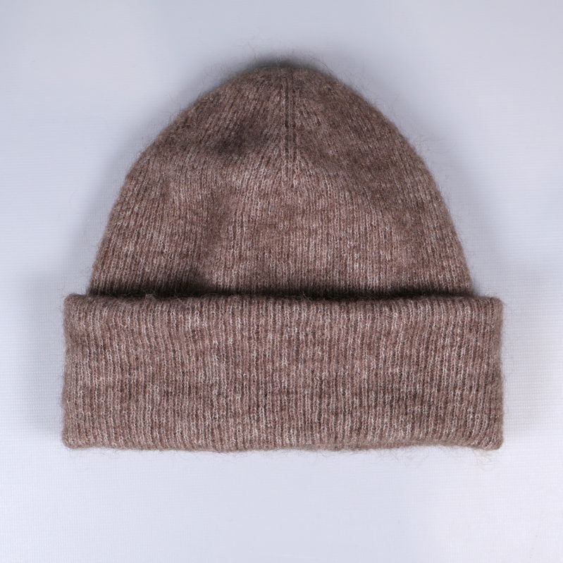 Stickad brun mössa med uppvikt kant sedd framifrån