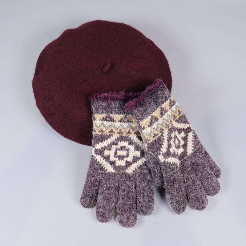 Vinröd basker och stickade vantar med nordiskt mönster