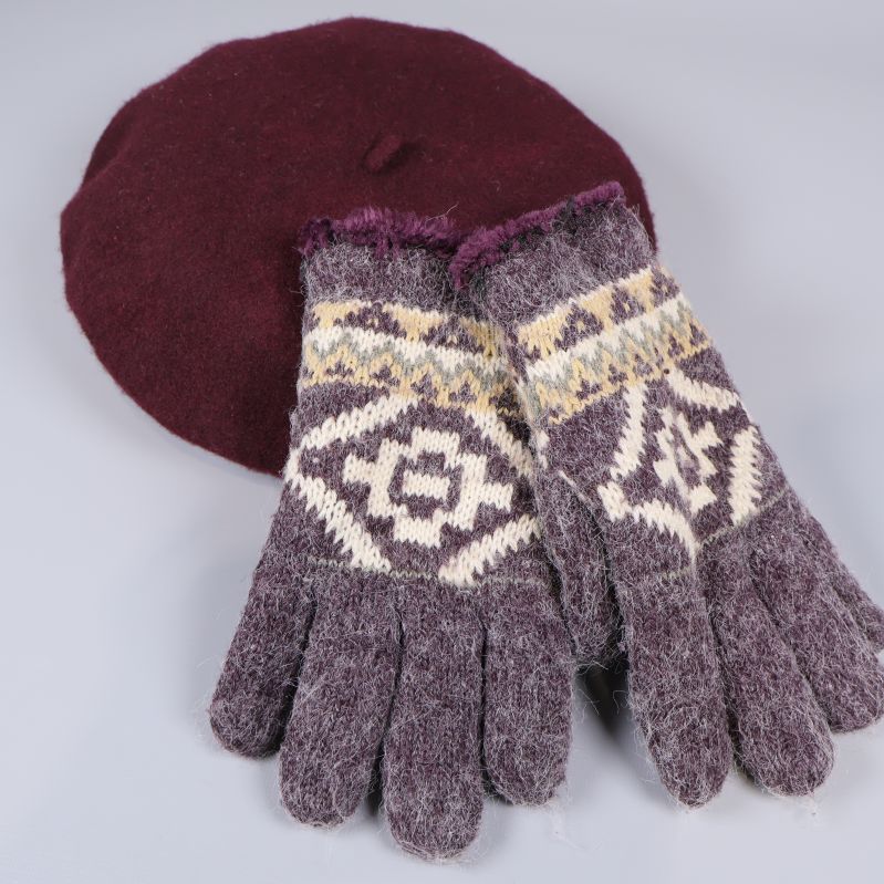 Närbild på vantar med geometriskt mönster och basker