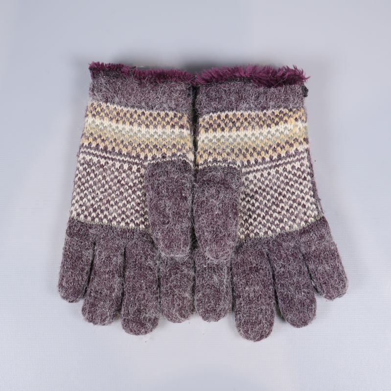 Vantar med mönster liggande platt på bord