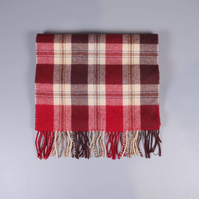 Halsduk prydligt vikt med tydligt rutigt mönster och fransar