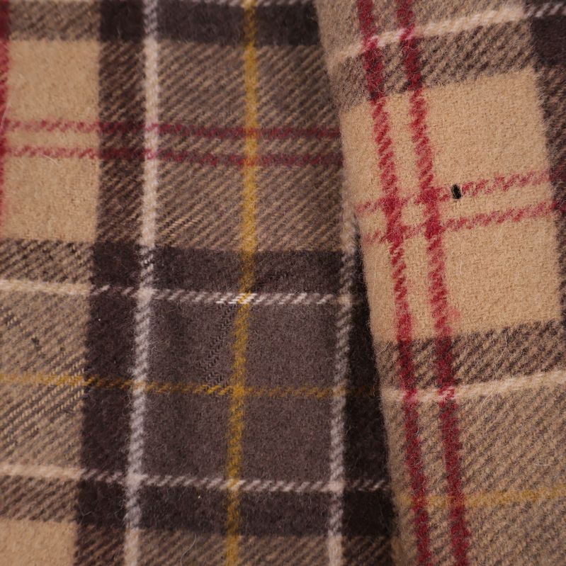 Detaljerad vy av rutigt tyg med inslag av gult och rött