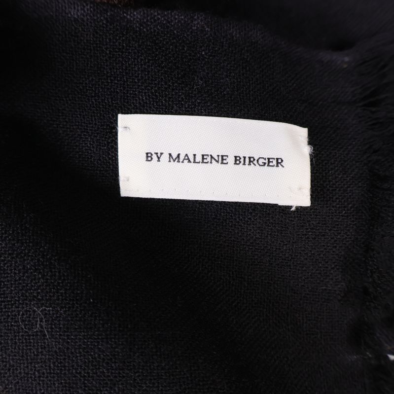 Närbild på By Malene Birger textil-etikett
