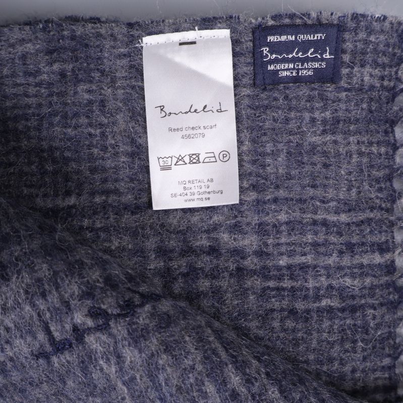 Tvättråd, materiallapp och märkning på halsdukens insida