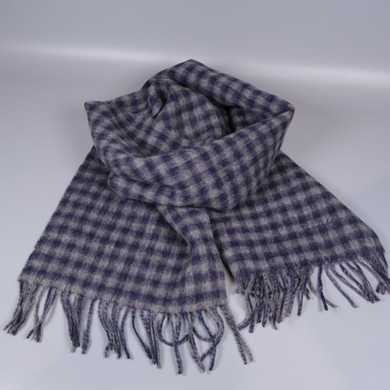 Halsduk i blått och beige rutmönster uppvikt och löst lagd