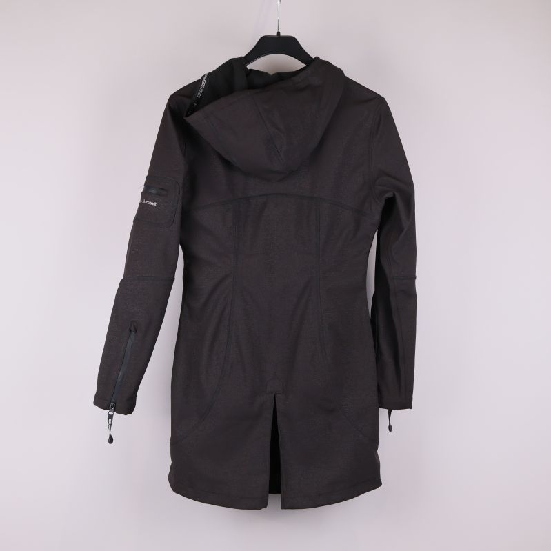 Baksidan av mörk regnjacka med huva och slits