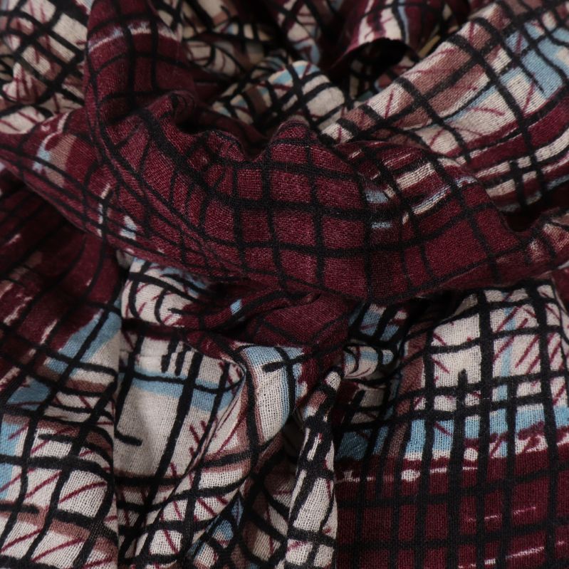 Närbild på rutigt mönster i flera färger och lösa fransar