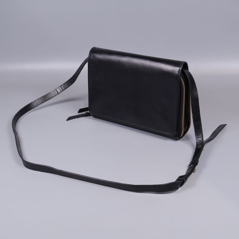 Svart axelremsväska i läder med lång rem