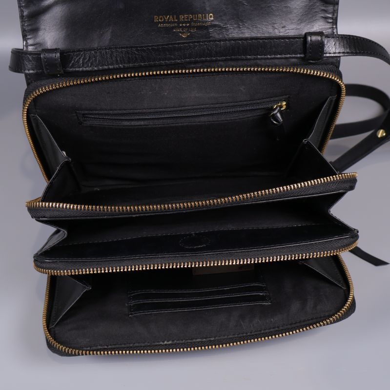 Öppnad svart axelremsväska med tre fack och kortfack