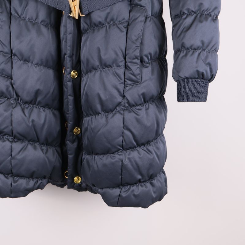 Närbild på jackans ärm och nederkant med ribbad mudd