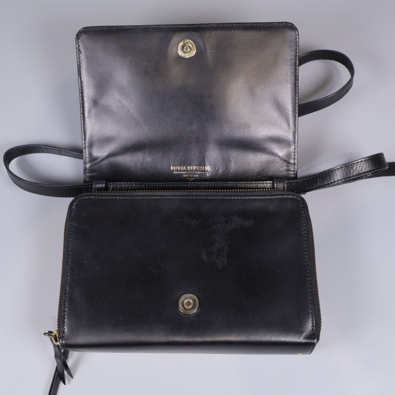 Väska öppnad med tryckknapp och synligt innerfoder