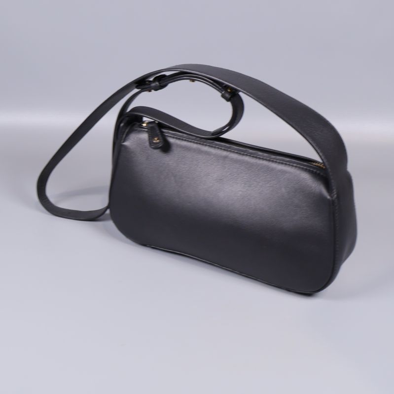 Svart axelremsväska med justerbar rem från sidan