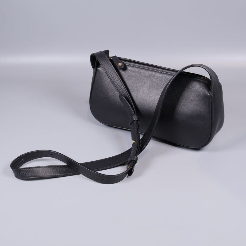 Svart axelremsväska med lång justerbar rem