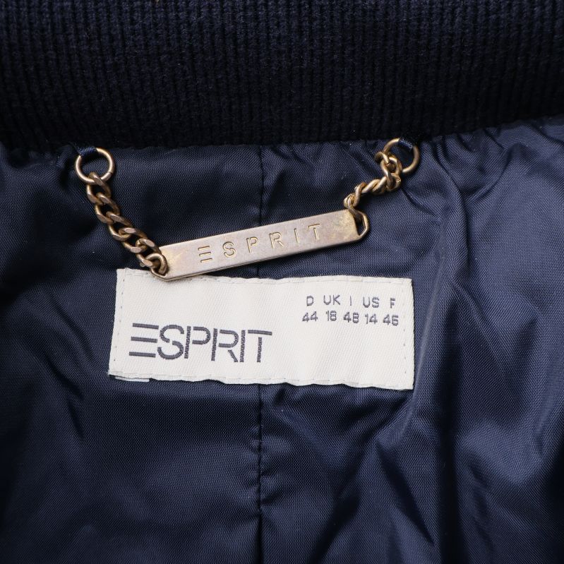 Esprit logotyp och storlekslapp på jackans insida