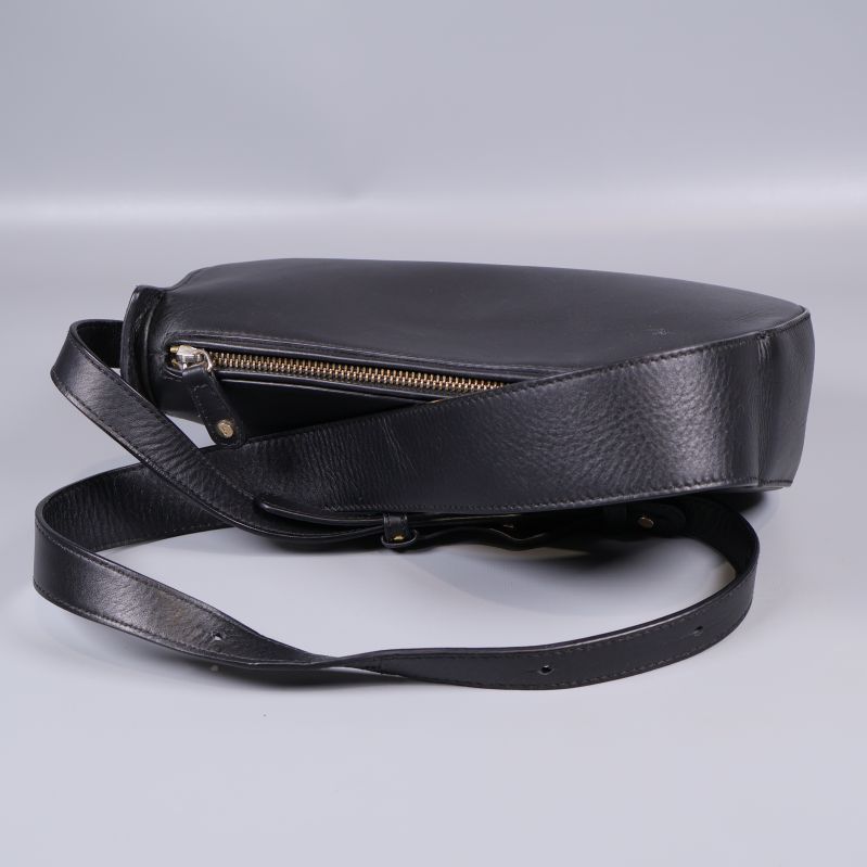 Öppet fack på svart väska med dragkedja