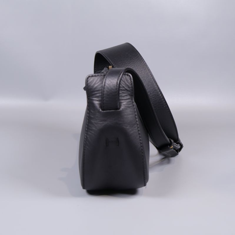 Närbild på sidan av svart väska och remfäste