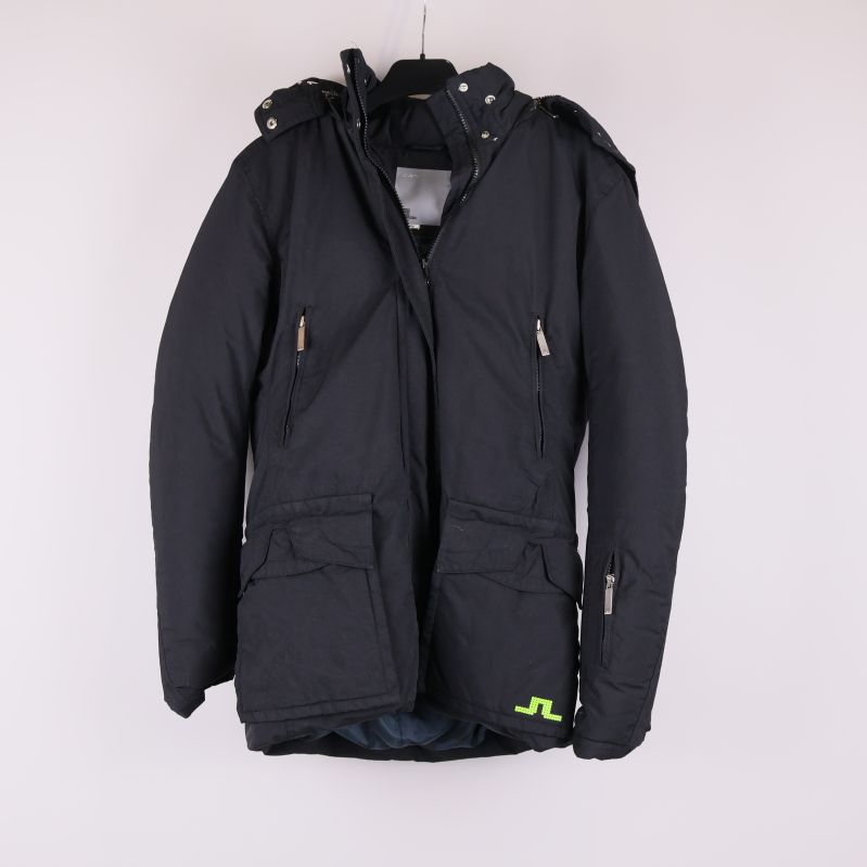 Svart vadderad jacka med huva framtill 