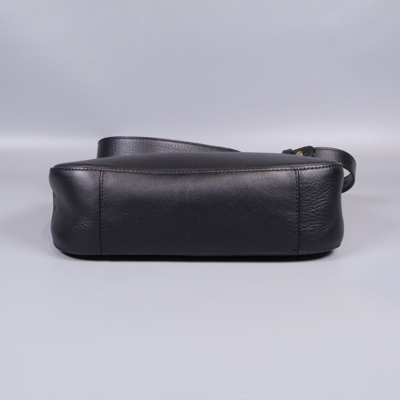 Botten av svart väska med slät yta