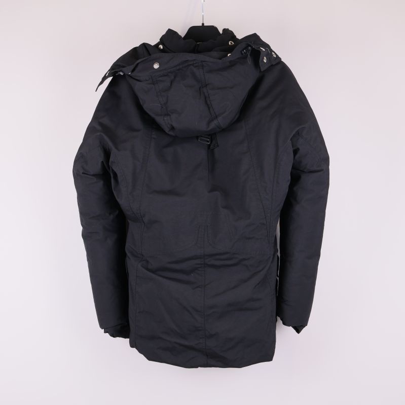 Jackans baksida visar helsvart material och huva