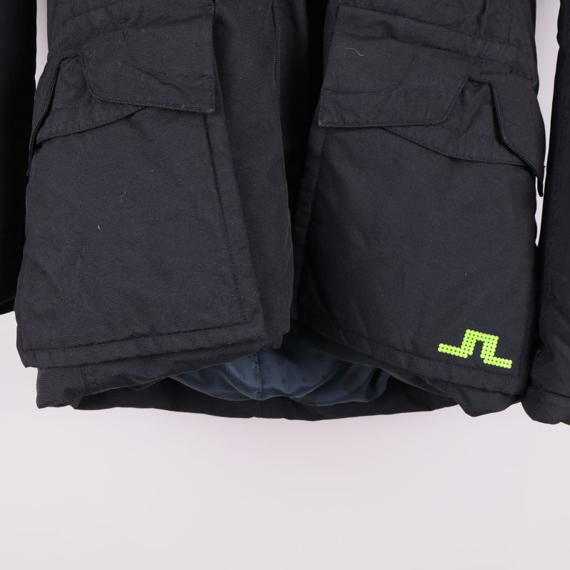 Två stora framfickor och grön logga nedtill