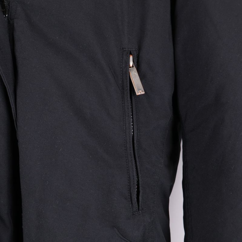 Närbild på bröstficka med dragkedja på jackan