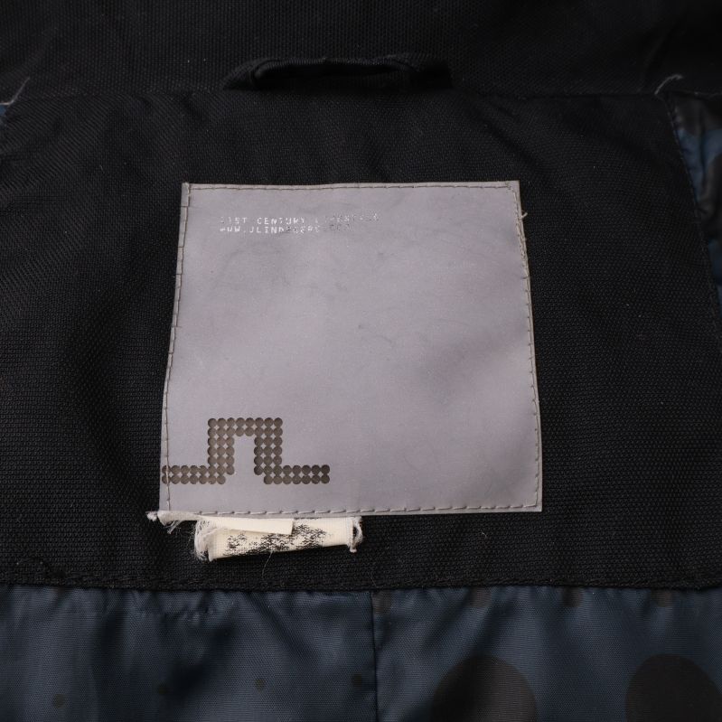 Inneretikett och reflekterande logotyp på jackan