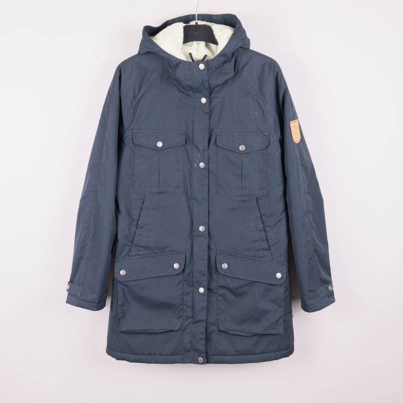 Mörkblå parkas med huva och fickor fram