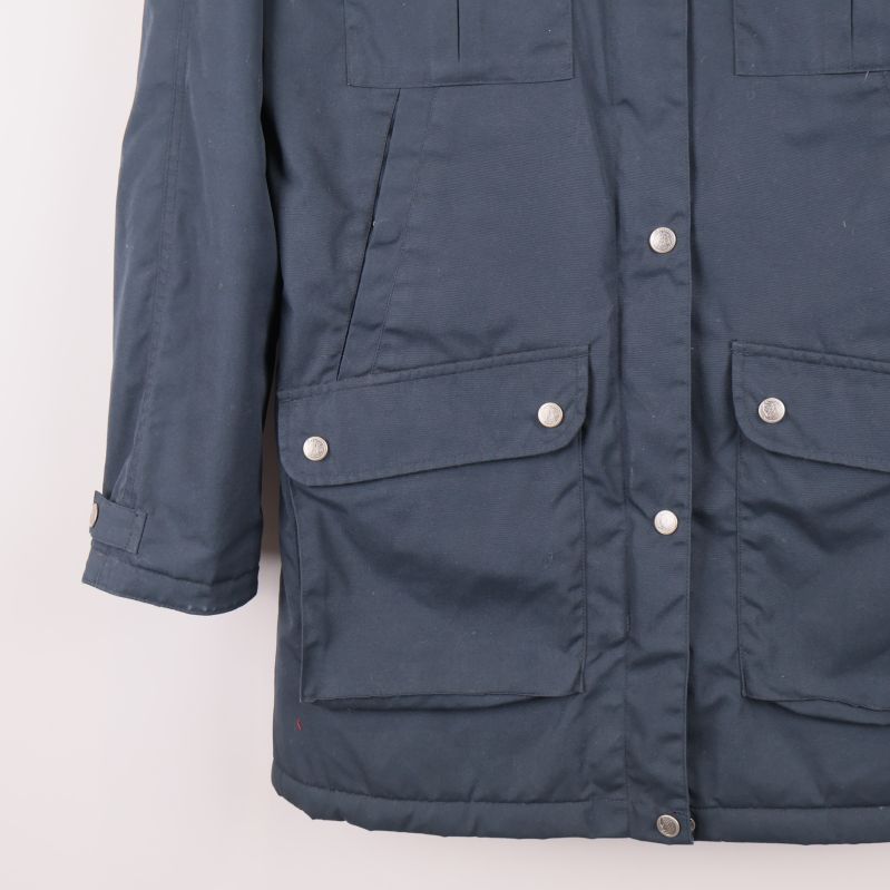 Närbild på fickor och nederdel av jacka