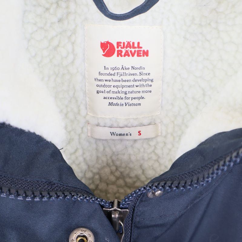 Fjällräven etikett och vit teddyfoder i jacka