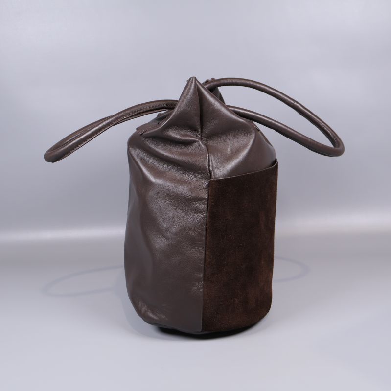 Baksidan av brun bucketväska med strukturdetaljer
