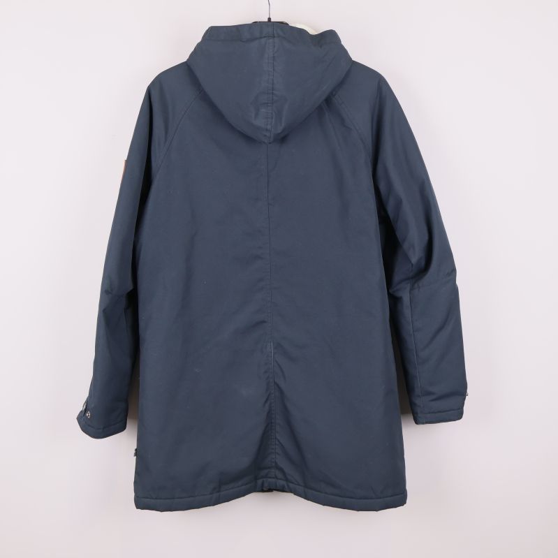Ryggsidan av mörkblå parkas med huva