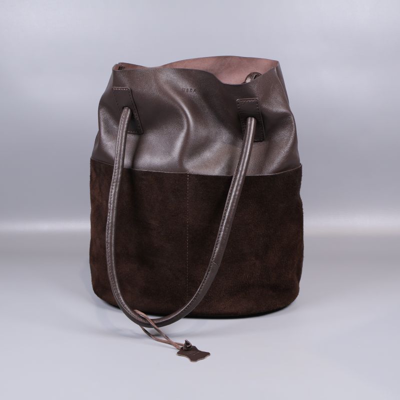 Mjuk brun bucketväska fotograferad snett framifrån