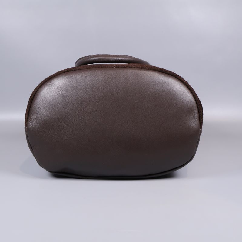 Undersidan av brun bucketväska med slät finish