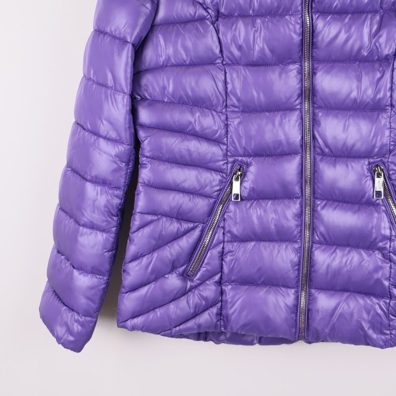 Nedre del och midja på lila pufferjacka