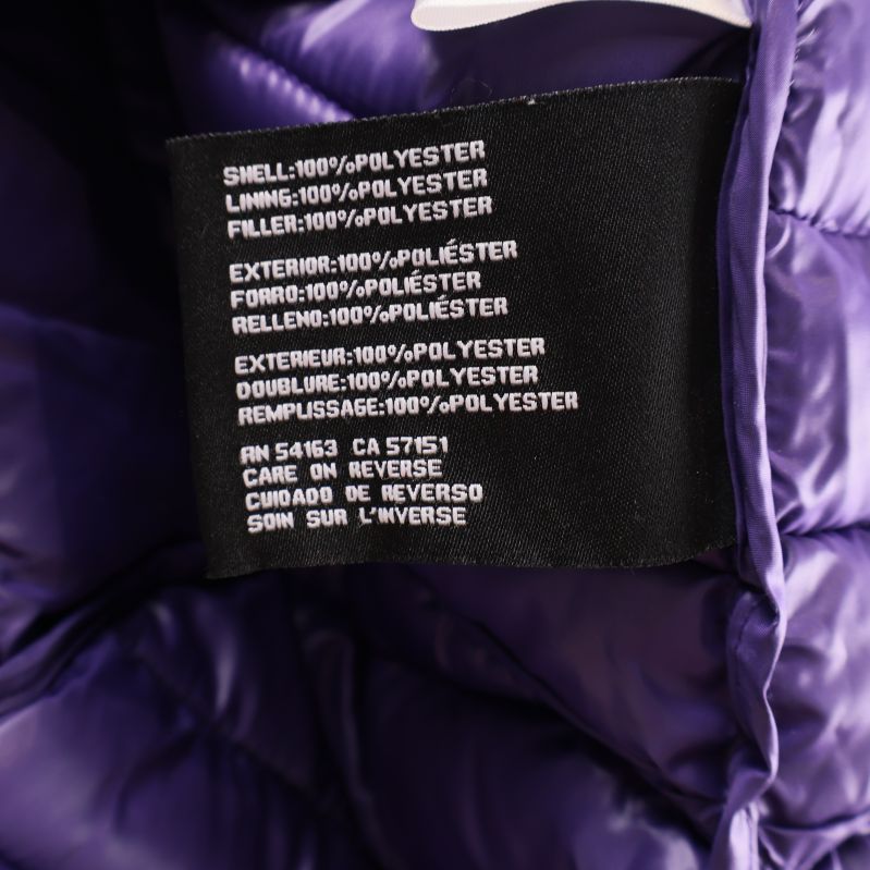 Materiallapp med 100% polyester på lila jacka