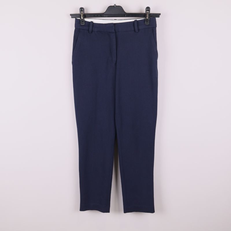 Mörkblå byxor med pressveck framifrån