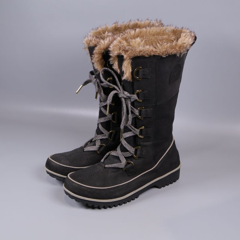 Vinterkängor svarta med ljust foder fotade snett framifrån