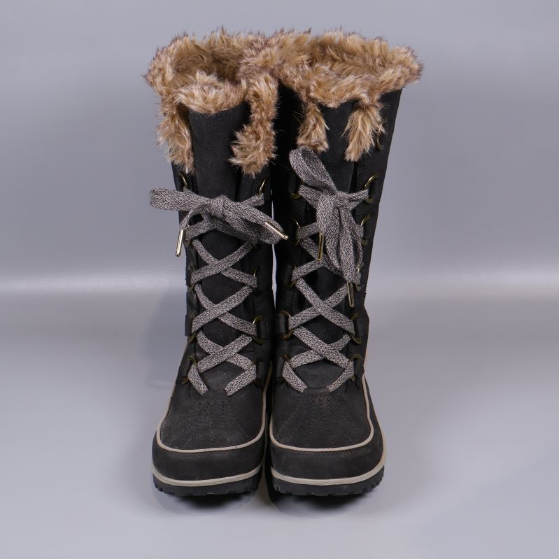 Vinterkängor framifrån med synligt snörsystem och foder