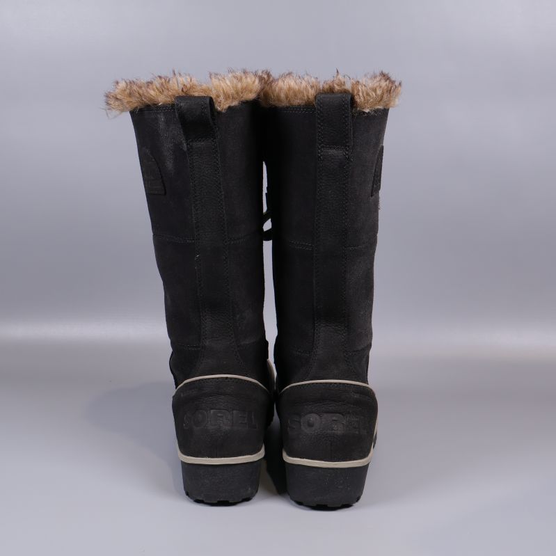 Vinterkängor bakifrån, visar detaljer och sula