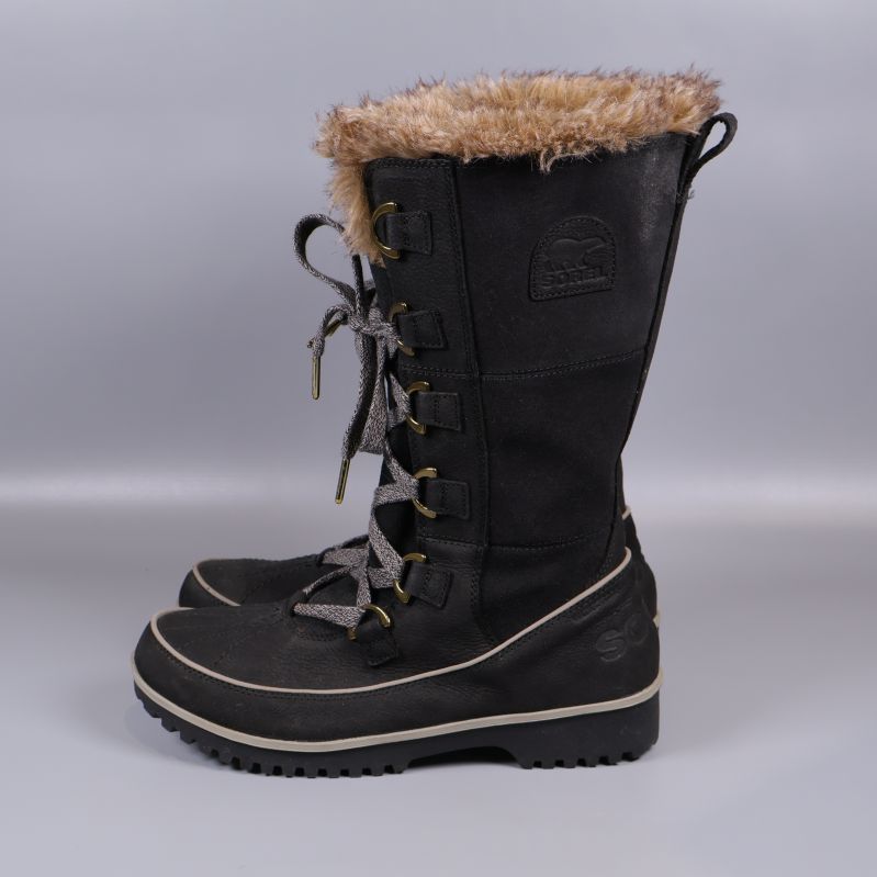 Vinterkängor svarta med ljust foder sedd från sidan