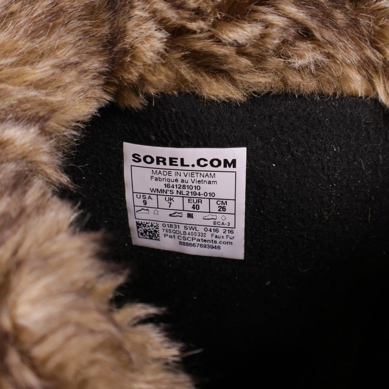 Närbild av innertagg med SOREL.COM och storleksinfo