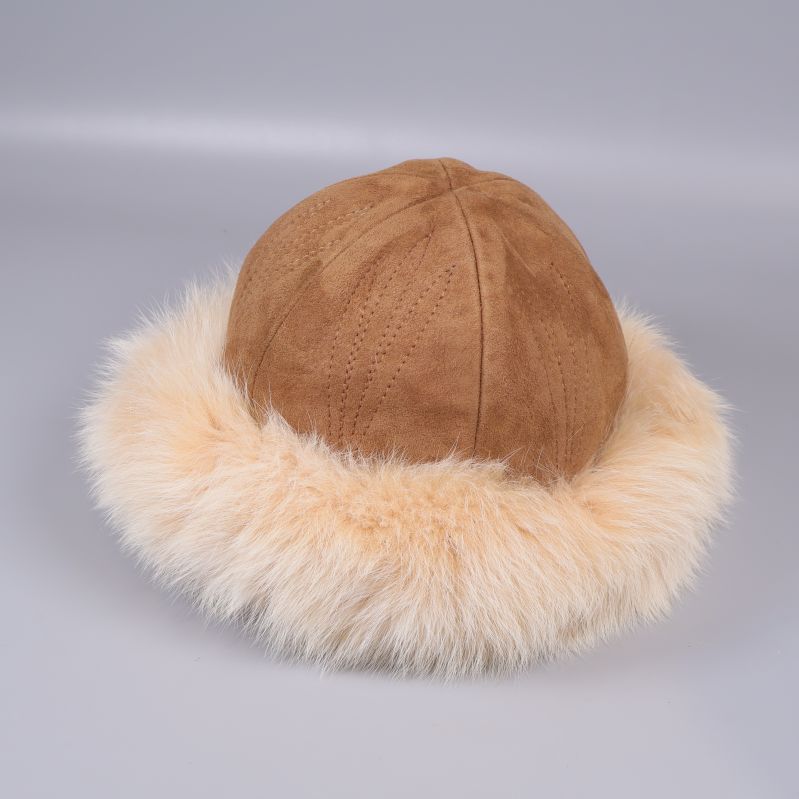 Mössa i brun mocka med ljus pälskant, sedd snett bakifrån