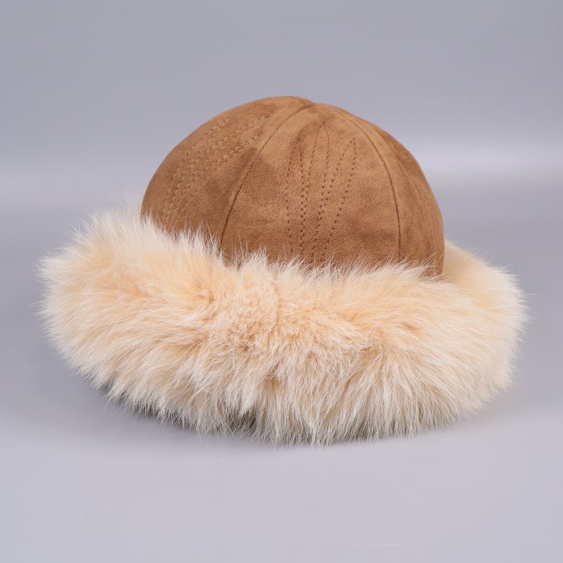 Mössa med brun ovandel och krämfärgad pälskant från sidan